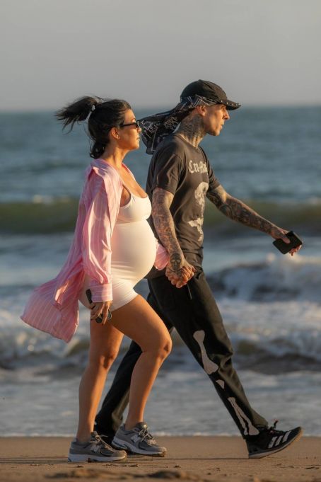 Kourtney Kardashian – With Travis Barker picking up smoothies from Pierre Lafond Market