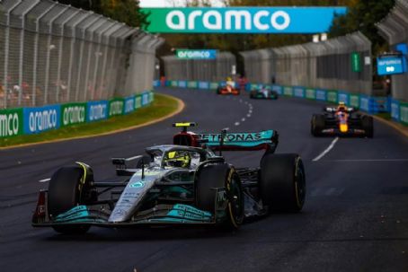 Hamilton explains "difficult position" F1 radio message