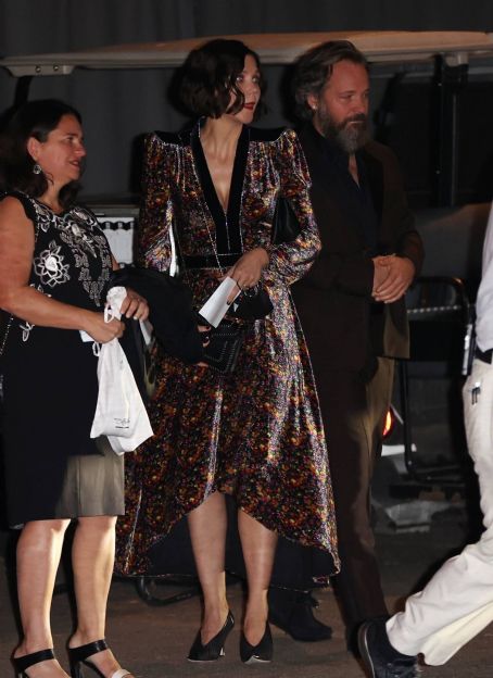 Maggie Gyllenhaal – Pictured Arriving at Simon Huck wedding at the Bel Air Hotel