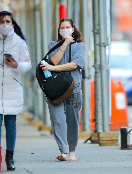 Drew Barrymore – Goes barefoot while out and about in New York