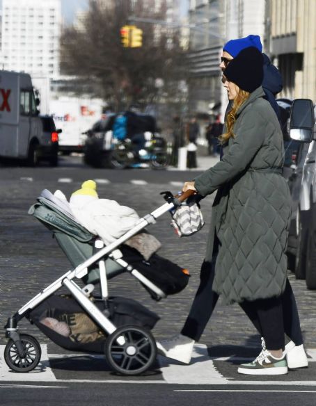 Blake Lively Steps Out For A Stroll In New York Famousfix 