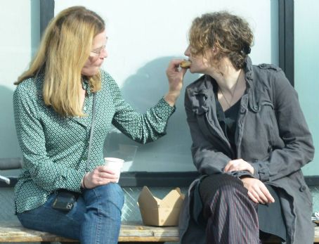 Elizabeth Shue – With Stella Street Guggenheim Grab a coffee in Venice