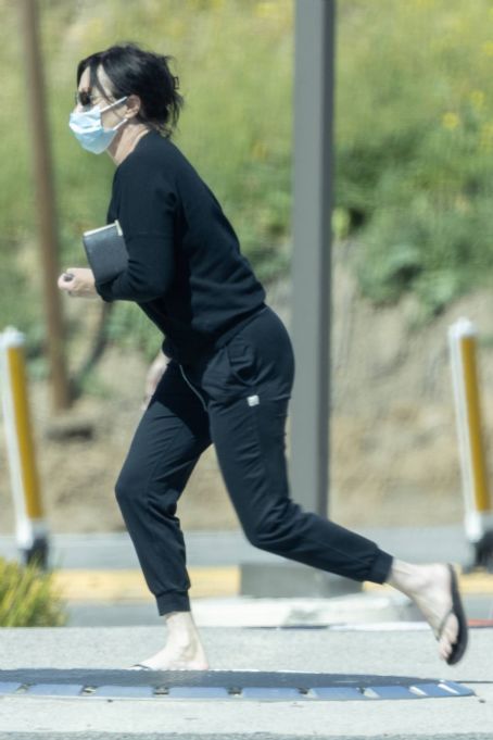 Shannen Doherty – Fills up her V8 Range Rover as gas prices top $6 per