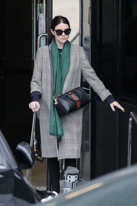 Michelle Trachtenberg in Long Coat – Christmas Shopping in Beverly Hills