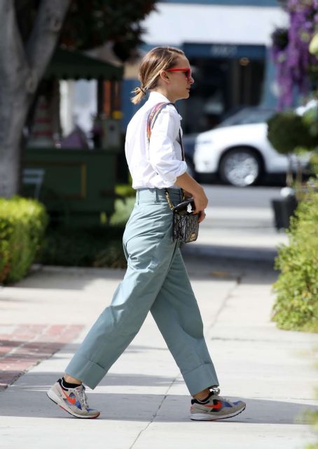 Natalie Portman – Running errands in Los Angeles - FamousFix