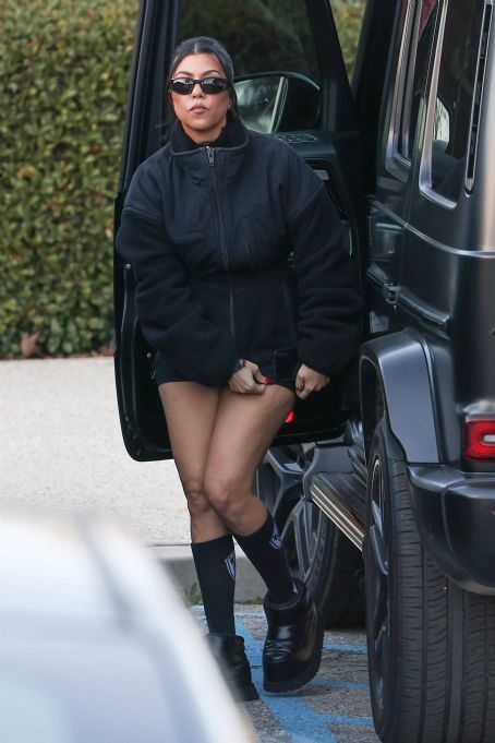 Kourtney Kardashian – Arriving to visit her husband Travis Barker at his studio in Calabasas