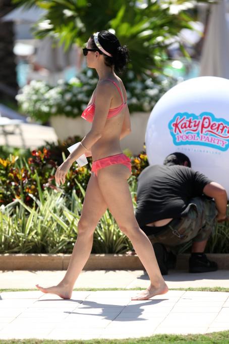 Katy Perry - Bikini Candids - Fontainebleau Hotel, Miami (08/01/09)