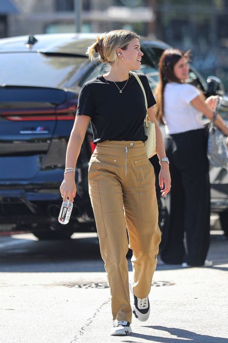 Sofia Richie – Enjoys lunch with her friends in Los Angeles