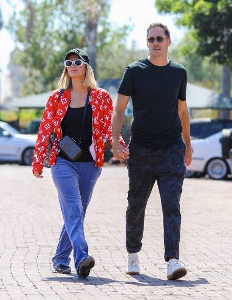 Paris Hilton – wears patriotic colors while out shopping in Malibu