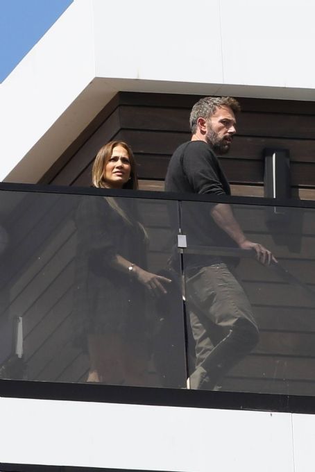 Jennifer Lopez – Out viewing another expensive home in Los Angeles