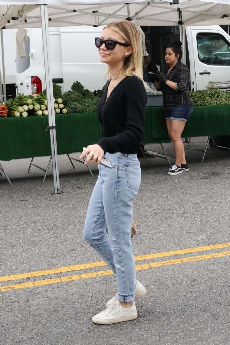 Genevieve Hannelius – Shopping at the Farmer’s Market in Studio City