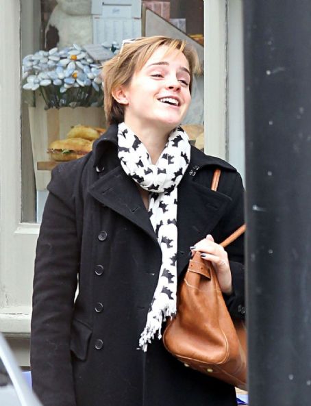 Emma Watson grabbed an early lunch with some pals today, September 7 ...