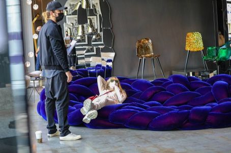 Heidi Klum – With Tom Kaulitz test couches for comfort at Edra in West Hollywood