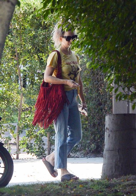 Kate Hudson – Steps Out To A Park In Los Angeles - Famousfix