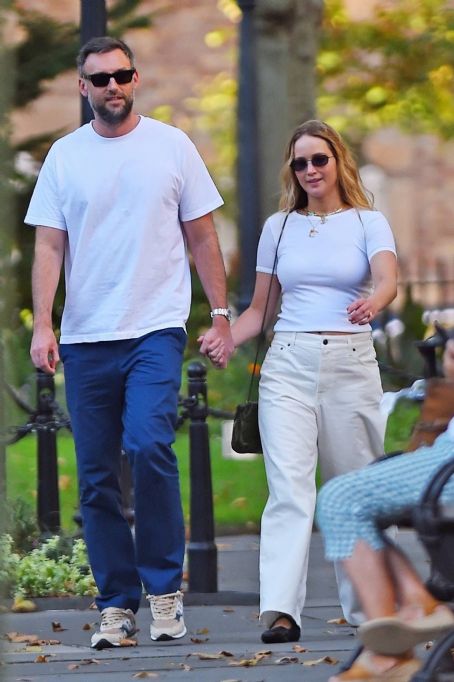 Jennifer Lawrence – Walks through Abingdon Square in New York ...