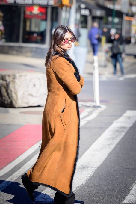Emily Ratajkowski – Taking a walk through New York