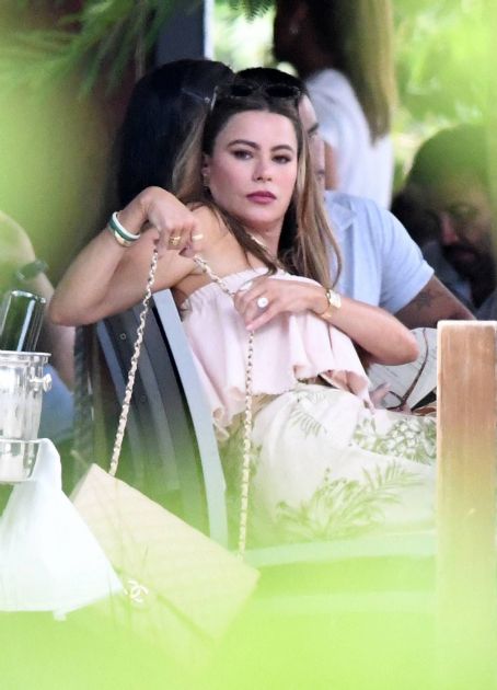 Sofia Vergara – Steps out for lunch in Miami | Sofía Vergara Picture ...