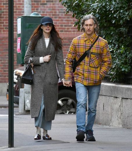 Anne Hathaway – Seen on her birthday with husband Adam Shulman in NYC
