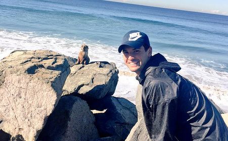 Grigor Dimitrov takes picture with a seal on the beach