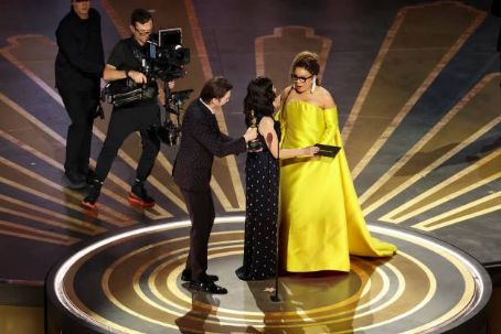 Paul Dano and Julia Louis- Dreyfus with the winner Ruth E. Carter -  95th Annual Academy Awards - Show (2023)