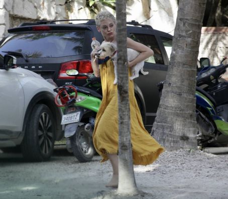 Rose McGowan – Steps out barefooted in Tulum