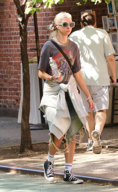 Who Is Taylor Momsen Dating? Taylor Momsen Boyfriend, Husband