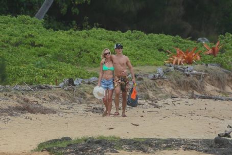 Kate Bosworth – With Justin Long on the PDA in Hawaii