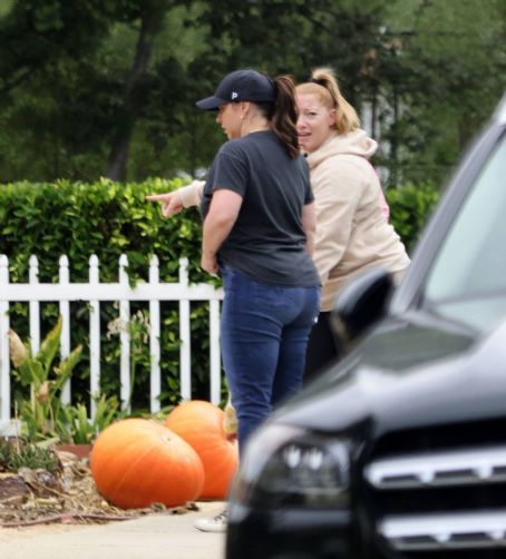 Jennifer Love Hewitt – Checks out some pumpkins growing in LA