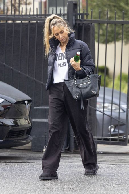 Tish Cyrus – Making a trip to nail salon in Los Angeles