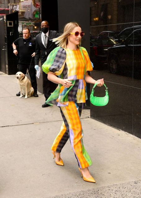Kristen Bell – In colorfull outfit outside ‘Good Morning America’ in NYC