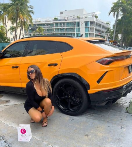 Claudia Romani – Strolling in Miami Beach