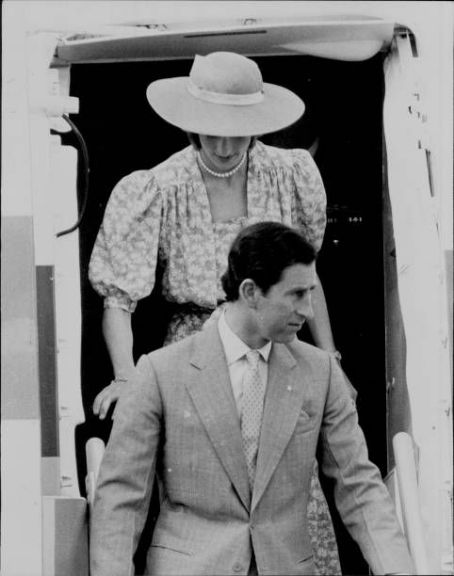 Princess Diana walk from the RAAF BAC1-11 which had flowan them from ...