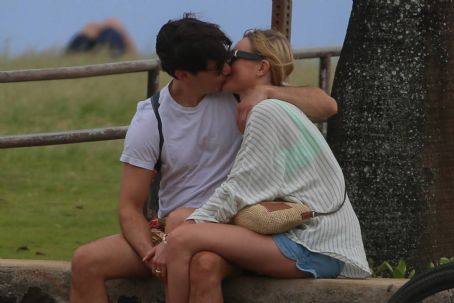Kate Bosworth – With Justin Long on the PDA in Hawaii