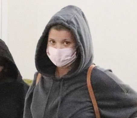 Sofia Richie – Wearing mask and picks up food at Nobu in Malibu - FamousFix