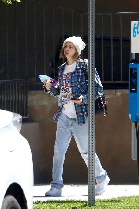 Cara Delevingne – Running errands in Los Feliz