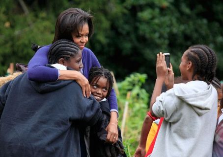 Michelle Obama And School Students Help With Harvest Of White House ...