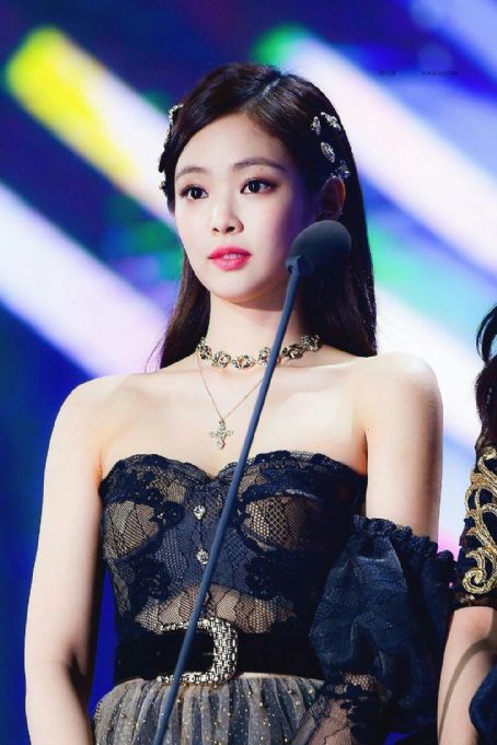 Jennie Kim - FamousFix