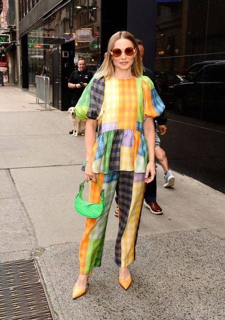 Kristen Bell – In colorfull outfit outside ‘Good Morning America’ in NYC