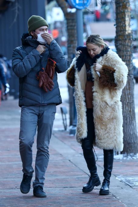 Kate Hudson With Her Fiancé Danny Fujikawa Shopping Candids In Aspen