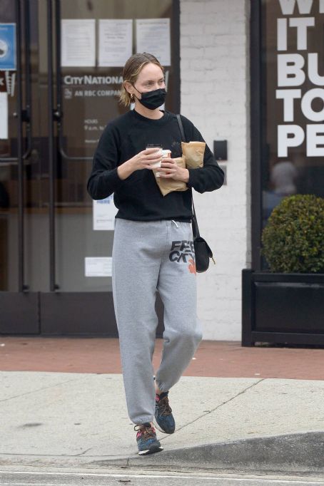 Amber Valletta – Picks Up Coffee in Los Angeles