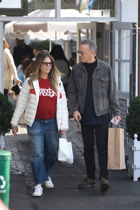 Rita Wilson – Shopping at Brentwood Country Mart