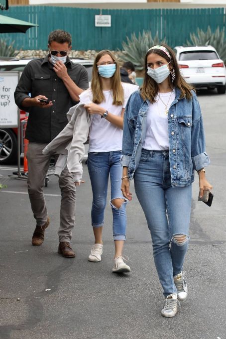 Ana De Armas – Shopping with Ben Affleck and his daughter in Brentwood ...