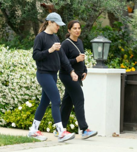 Jennifer Garner – Out for a Morning Walk with a Friend in Los Angeles