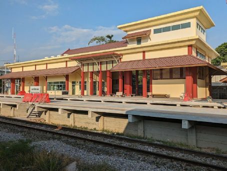 Pak Tho railway station