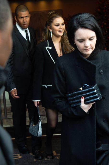 Selena Gomez – Receives an Eiffel Tower keyring from a fan in Paris