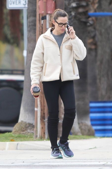 Jennifer Garner – On a phone call in Brentwood
