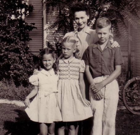 Karen Black with siblings Gail Brown & Peter Ziegler, mother Elsie Reif ...