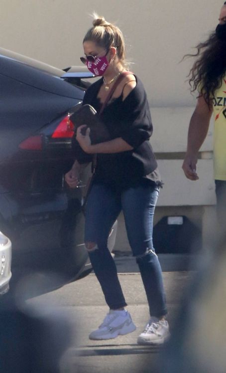 Sarah Michelle Gellar – Wears an off the shoulder in Brentwood | Sarah