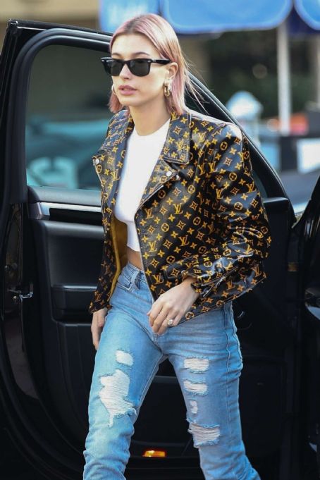 Hailey Baldwin at Alfred Coffee in Brentwood