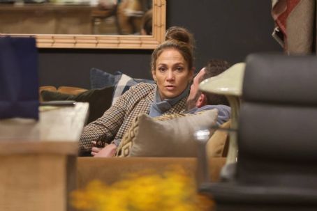 Jennifer Lopez – Shopping candids for pillows around Los Angeles
